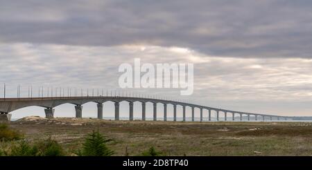 Blick auf die Brücke zwischen La Rochelle und Ile De Re in Westfrankreich Stockfoto