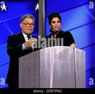 Philadelphia, Pennsylvania, USA, 25. Juli 2016 Minnesota Vereinigte Staaten Senator Al Franken (L) sieht sich als Komödiantin Sarah Silverman hält ihre Rede am ersten Tag der Democratic National Nominating Convention im Wells Fargo Center Stockfoto