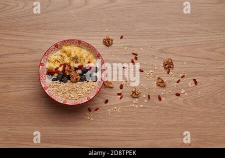 Gesunde Snacks in der Schüssel: Joghurt, Haferflocken, Apfel, Heidelbeeren, Walnüsse, Goji und Chiasamen. Superfood. Konzept der gesunden Ernährung, gesunde Lebensweise Stockfoto
