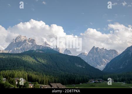 Blick auf den Gipfel der croda rossa mit Wolken in Italien. Stockfoto