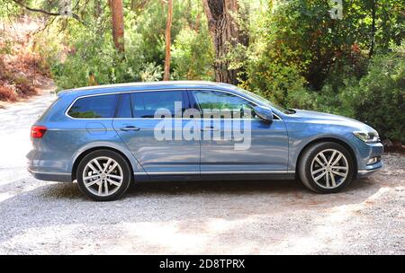 FETHIE, TÜRKEI - OKTOBER 19: Blauer Volkswagen im Wald in Fethie am 11. Oktober 2020. Stockfoto