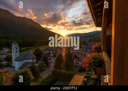 Sonnenuntergang in den italienischen Dolomiten mit der Stadt Moos. Stockfoto