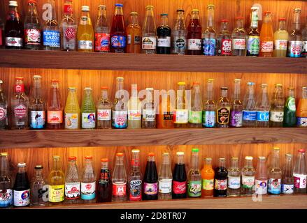 Oludeniz,Türkei,19.10.2020: Viele interessante Gläser mit verschiedenen Soda befinden sich auf Holzregalen. Stockfoto