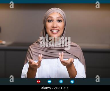 Arab Lady Im Gespräch Mit Entfernten Treffen Über Videoanruf Im Innen Stockfoto