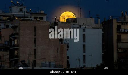 Athen, Griechenland. Oktober 2020. Vollmond in Athen, Griechenland am 30. Oktober 2020. (Foto: Haris Papadimitrakopoulos/Sipa USA) Quelle: SIPA USA/Alamy Live News Stockfoto