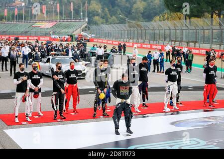 Imola, Italien. November 2020. 01.11.2020, Autodromo Enzo e Dino Ferrari, Imola, Formula 1 Emirates Gran Premio Dell'emilia Romagna 2020, im Bild alle Fahrer an der Hymne von Italien, weltweite Nutzung Kredit: dpa/Alamy Live News Stockfoto