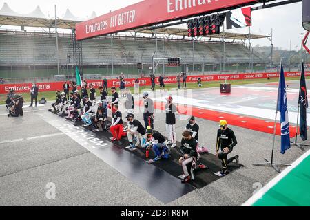 Imola, Italien. November 2020. 01.11.2020, Autodromo Enzo e Dino Ferrari, Imola, Formula 1 Emirates Gran Premio Dell'emilia Romagna 2020, im Bild alle Fahrer an der Hymne von Italien, weltweite Nutzung Kredit: dpa/Alamy Live News Stockfoto