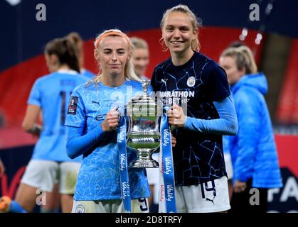 Chloe Kelly (links) von Manchester City und Esme Morgan feiern mit der Trophäe, nachdem sie das FA Cup Finale der Frauen im Wembley Stadium in London gewonnen haben. Stockfoto