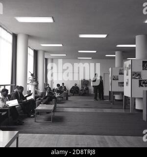 1960s, historische Besucher aus dem Ausland, die in einem Besucherempfang oder Wartebereich in den Büros des British Council in London, England, Großbritannien, warten. Stockfoto