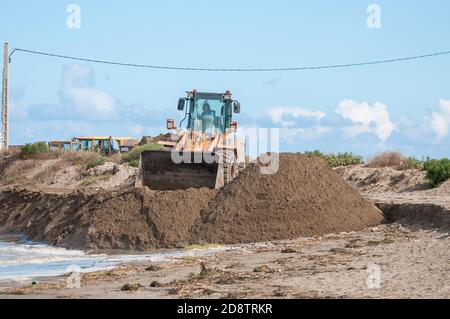 Frontlader, Strandrestaurierung, Sandplatzierung, in Ebro Delta, Katalonien, Spanien Stockfoto