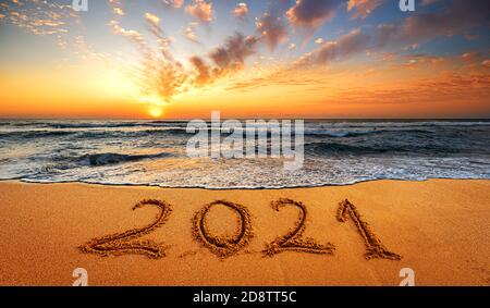 Frohes Neues Jahr 2021! Geschrieben 2021 am Strand. Frohes neues Jahr 2021 kommt Konzept sandy.f Stockfoto