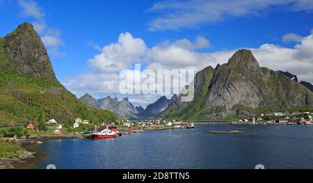 Reine Dorf, Fjord und scharfe Berge in Lofoten Inseln, Norwegen Stockfoto