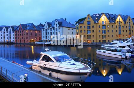 Alesund Skyline Architektur beleuchtet in der Dämmerung in Norwegen Stockfoto