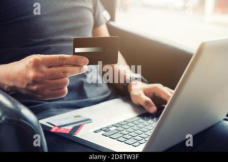 Mann online einkaufen für sich mit Karte Stockfoto