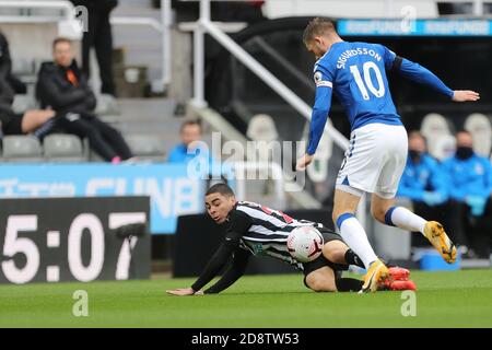 NEWCASTLE UPON TYNE, ENGLAND. 1. NOVEMBER Miguel Almiron von Newcastle United in Aktion mit Gylfi Sigurdsson von Everton während des Premier League-Spiels zwischen Newcastle United und Everton im St. James's Park, Newcastle am Sonntag, 1. November 2020. (Kredit: Mark Fletcher, Mi News) Kredit: MI Nachrichten & Sport /Alamy Live Nachrichten Stockfoto