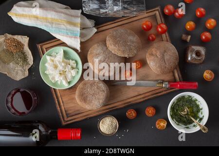 Traditionelle italienische Sandwiches vegetarische Bruschetta und Wein. Draufsicht Stockfoto