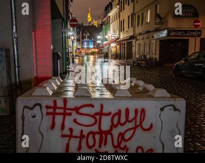 01. November 2020, Hessen, Frankfurt/Main: "taye(e) Home" steht auf einem Betonbollard an einer Zufahrtsstraße zum Kneipenviertel Alt-Sachsenhausen. Die Bundes- und Landesregierungen haben ab kommenden Montag eine teilweise Sperrung beschlossen; Pubs und Restaurants werden geschlossen. Foto: Frank Rumpenhorst/dpa Stockfoto