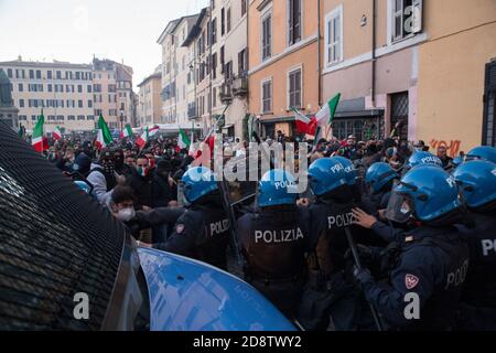 Rom, Italien. Oktober 2020. (10/31/2020) Momente der Zusammenstöße der Demonstranten mit der Polizei am Campo de Fiori in Rom (Foto: Matteo Nardone/Pacific Press/Sipa USA) Quelle: SIPA USA/Alamy Live News Stockfoto