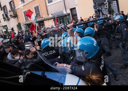 Rom, Italien. Oktober 2020. (10/31/2020) Momente der Zusammenstöße der Demonstranten mit der Polizei am Campo de Fiori in Rom (Foto: Matteo Nardone/Pacific Press/Sipa USA) Quelle: SIPA USA/Alamy Live News Stockfoto