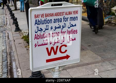 Türkisches Schild für öffentliche Toilette WC in Istanbul, Türkei, Landschaft Stockfoto