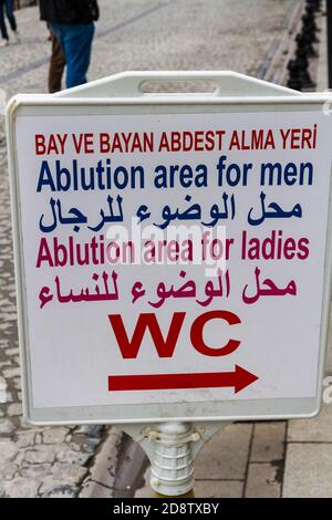 Türkisches Schild für öffentliche Toilette in Istanbul, Türkei, Portrait. Stockfoto