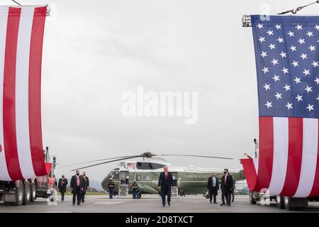 Martinsburg, Vereinigte Staaten Von Amerika. Oktober 2020. Präsident Donald J. Trump geht über den Asphalt, nachdem er Marine One am Flughafen von Altoona-Blair County ausschifft hat Montag, 26. Oktober 2020, in Martinsburg, Pennsylvania Menschen: Präsident Donald Trump Kredit: Storms Media Group/Alamy Live News Stockfoto