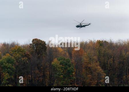 Martinsburg, Vereinigte Staaten Von Amerika. Oktober 2020. Marine One trägt Präsident Donald J. Trump nähert sich für eine Landung auf Altoona-Blair County Airport Montag, 26. Oktober 2020, in Martinsburg, Pennsylvania Menschen: Präsident Donald Trump Kredit: Storms Media Group/Alamy Live News Stockfoto