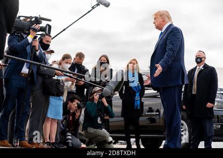 Columbus, Vereinigte Staaten Von Amerika. Okt. 2020. Präsident Donald J. Trump beantwortet Pressefragen am Samstag, den 24. Oktober 2020, nach der Ankunft am Rickenbacker International Airport in Columbus, Ohio. Personen: Präsident Donald Trump Kredit: Storms Media Group/Alamy Live News Stockfoto