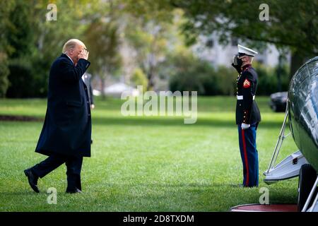 Washington, Vereinigte Staaten Von Amerika. Oktober 2020. Präsident Donald J. Trump begrüßt eine US-Marine, während er sich darauf vorbereitet, Marine One auf dem South Lawn des Weißen Hauses am Freitag, den 30. Oktober 2020 an Bord zu nehmen, um seine Reise nach Michigan, Wisconsin und Minnesota zu beginnen. Personen: Präsident Donald Trump Kredit: Storms Media Group/Alamy Live News Stockfoto
