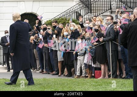 Washington, Vereinigte Staaten Von Amerika. Oktober 2020. Präsident Donald J. Trump begrüßt Gäste auf dem South Lawn des Weißen Hauses Dienstag, 27. Oktober 2020, bevor er Marine One besteigen wird, um seine Reise nach Michigan, Wisconsin, Nebraska und Nevada zu beginnen Menschen: Präsident Donald Trump Kredit: Storms Media Group/Alamy Live News Stockfoto