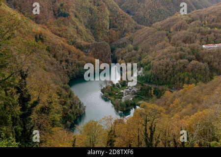 Herrliche Luftaufnahme des Sees und des alten Dorfes Isola Santa, Lucca, Italien, mit dem typischen Herbstlaub Stockfoto