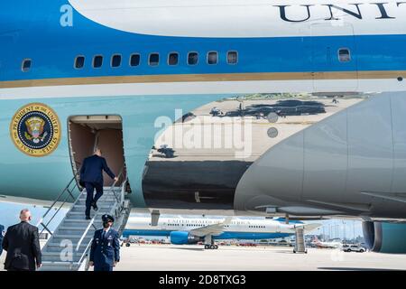 Tampa, Vereinigte Staaten Von Amerika. Okt. 2020. Präsident Donald J. Trump nimmt an der Air Force One am Miami International Airport in Miami Teil Donnerstag, 29. Oktober 2020, auf dem Weg zum Tampa International Airport in Tampa, FLA Personen: Präsident Donald Trump Kredit: Storms Media Group/Alamy Live News Stockfoto