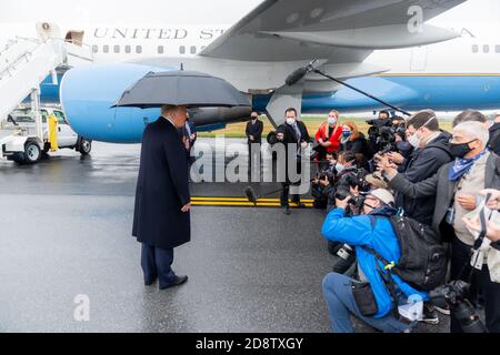 Allentown, Vereinigte Staaten Von Amerika. Oktober 2020. Präsident Donald J. Trump spricht nach seiner Ankunft am Lehigh Valley International Airport zu Pressemitgliedern am Montag, 26. Oktober 2020, in Allentown, Pennsylvania.Personen: Präsident Donald Trump Kredit: Storms Media Group/Alamy Live News Stockfoto