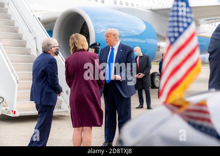 Columbus, Vereinigte Staaten Von Amerika. Okt. 2020. Präsident Donald J. Trump begrüßt Gouverneur von Ohio Mike DeWine und seine Frau Frances DeWine Samstag, 24. Oktober 2020, nach der Ausschiffung der Air Force One am Rickenbacker International Airport in Columbus, Ohio Menschen: Präsident Donald Trump, Mike DeWine Kredit: Storms Media Group/Alamy Live News Stockfoto