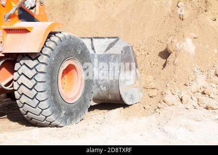 Planierraupe, die auf der Baustelle auf Schmutz arbeitet Stockfoto