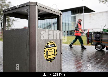 Ein soziales Fernschild in Middlesbrough, Großbritannien. 30/10/2020. Foto: Stuart Boulton. Stockfoto