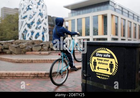 Ein soziales Fernschild in Middlesbrough, Großbritannien. 30/10/2020. Foto: Stuart Boulton. Stockfoto