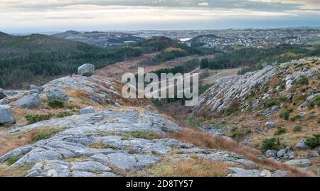 Norwegen Sommer Fjorde mit Blick auf stavanger Stadt und Sommer Cross Country Skipiste und Park Stockfoto