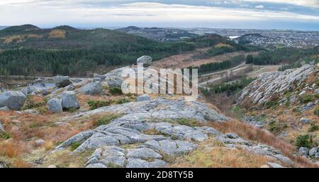 Norwegen Sommer Fjorde mit Blick auf stavanger Stadt und Sommer Cross Country Skipiste und Park Stockfoto