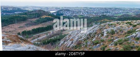 Norwegen Sommer Fjorde mit Blick auf stavanger Stadt und Sommer Cross Country Skipiste und Park Stockfoto