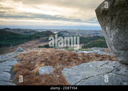 Norwegen Sommer Fjorde mit Blick auf stavanger Stadt und Sommer Cross Country Skipiste und Park Stockfoto