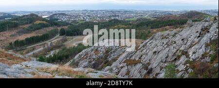 Norwegen Sommer Fjorde mit Blick auf stavanger Stadt und Sommer Cross Country Skipiste und Park Stockfoto