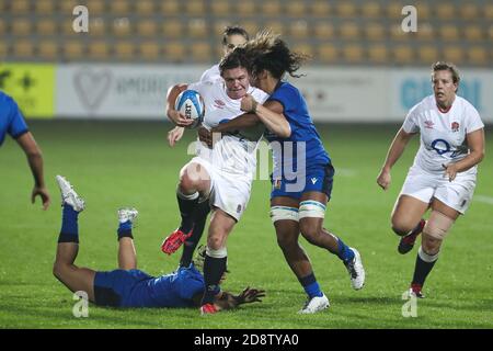 Parma, Italien. 1. Nov, 2020. parma, Italien, Sergio Lanfranchi Stadion, 01 Nov 2020, Sarah Bern (England) bricht ein Doppeltackling während der Frauen 2020 - Italien gegen England - Rugby Six Nations Match - Credit: LM/Massimiliano Carnabuci Credit: Massimiliano Carnabuci/LPS/ZUMA Wire/Alamy Live News Stockfoto