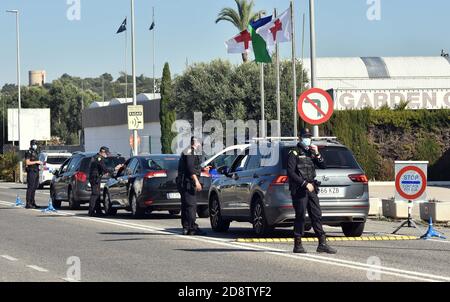 Vendrell, Spanien. März 2020. Polizeibeamte kontrollieren Fahrzeuge an einem Kontrollpunkt während der Sperre.die örtliche Polizei von Vendrell in Tarragona führt Polizeikontrollen durch, damit die neuen Maßnahmen erfüllt werden, um die Ansteckung der Covid-19-Pandemie zu stoppen. Die Regierung ordnet die Schließung der autonomen Gemeinschaft Katalonien an, ohne ein- oder ausreisen zu können, Zusätzlich zu der Perimeter Schließung der Gemeinde, in der Sie von Freitag um 06:00 bis Montag um 06:00 wohnen, um Verschiebungen am Ende der Woche zu Zweitwohnungen zu vermeiden, werden diese Einschränkungen 15 Tage dauern. Stockfoto