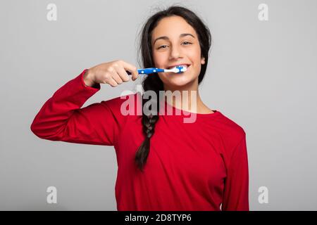 Junge Mädchen glücklich ihre Zähne putzen Stockfoto