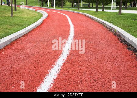 Laufstrecke entlang des Parks Stockfoto