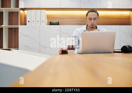 Unternehmer prüfen Berichte Stockfoto