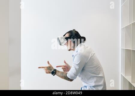 Mann, der Action-Shooter spielt Stockfoto