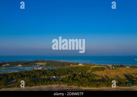 Luftaufnahme der Saint Martin's Island, lokal bekannt als Narikel Jinjira, ist die einzige Koralleninsel und einer der berühmtesten Touristenattraktionen von Bangl Stockfoto