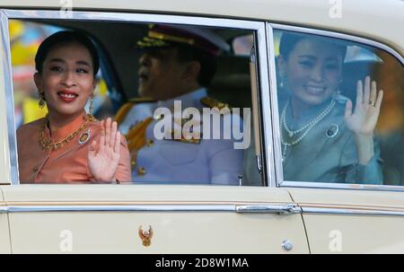 Bangkok, Thailand. November 2020. Thailands König Maha Vajiralongkorn und Königin Suthida und Prinzessin Bajrakitiyabha (L) kommen im Großen Palast in Bangkok an.Menschen in gelber Kleidung strömten zu Bangkoks Sanam Luang und dem Tempel des Smaragdbuddhas, um ihre Loyalität gegenüber seiner Majestät dem König zu demonstrieren. Quelle: Chaiwat Subprasom/SOPA Images/ZUMA Wire/Alamy Live News Stockfoto